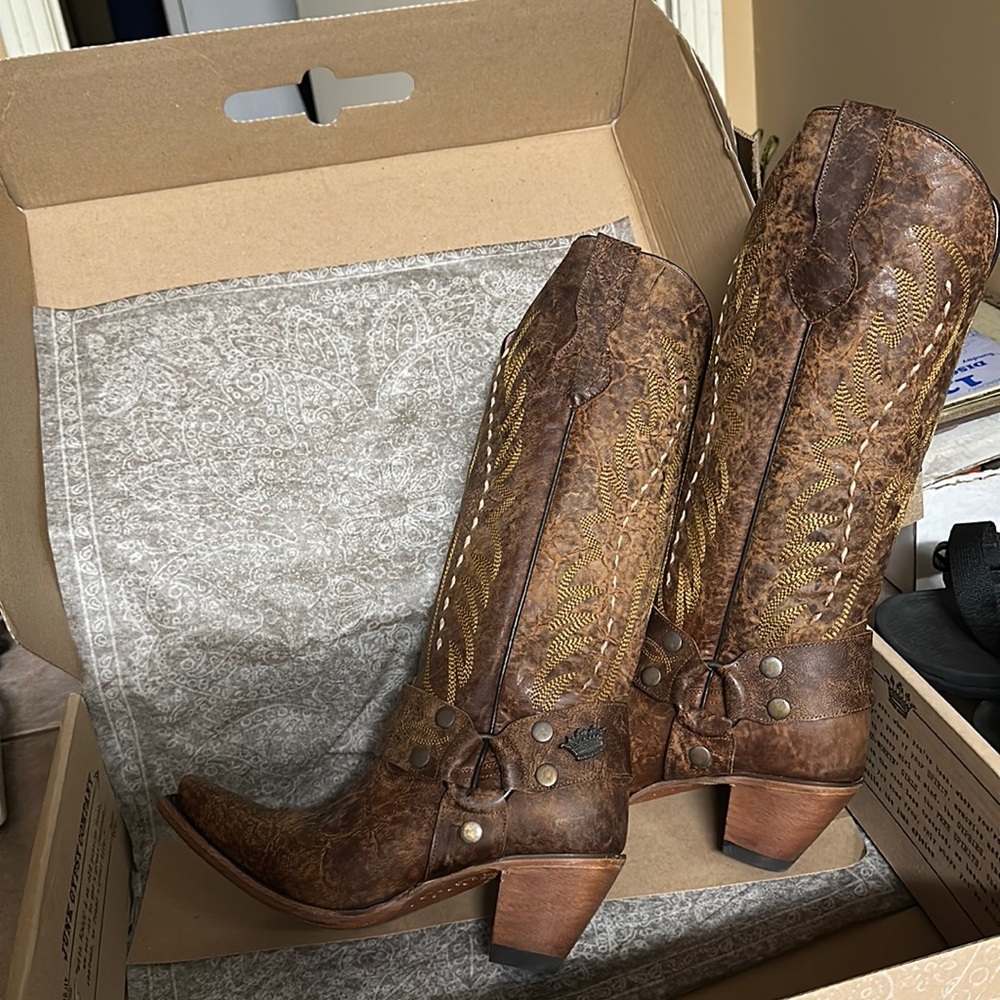 Lane cowboy boots styled by Junk Gypsy size 9 Vagabond